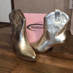 Size 8 women’s gold boots! Worn once.